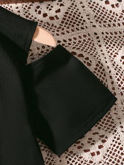 SHEIN تي شيرت كاجوال للفتيات الصغيرات مع كتف منكشف وبنطلون مع رباط في الخصر