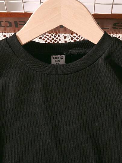 SHEIN تي شيرت كاجوال للفتيات الصغيرات مع كتف منكشف وبنطلون مع رباط في الخصر