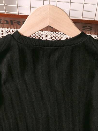 SHEIN تي شيرت كاجوال للفتيات الصغيرات مع كتف منكشف وبنطلون مع رباط في الخصر