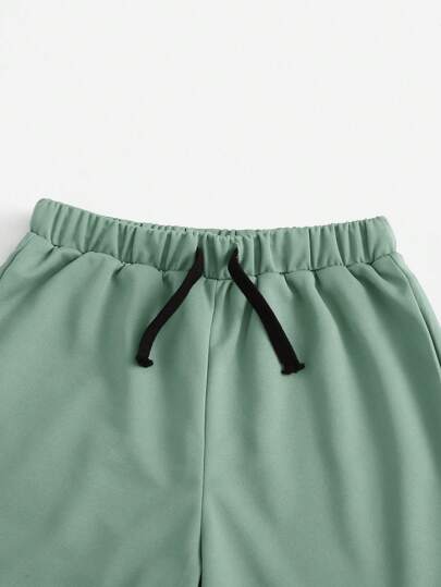 SHEIN تي شيرت كرو أكمام قصيرة وشورت مطبوع بألوان مختلفة للأولاد المراهقين