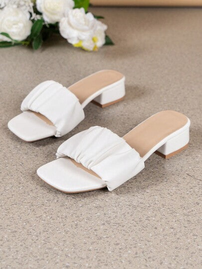 صنادل وشبشب ذات كعب سميك مربع الأصبع من سلسلة الجلد المجعد الأبيض للنساء، مناسبة لموسم الموسيقى والعطلات والملابس الربيعية والصيفية طوال العام
