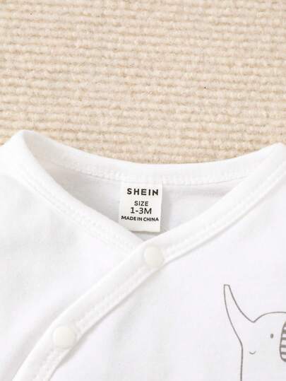 SHEIN Vintaside Kids تيشيرت قطني للأولاد مع بنطلون وقبعة مطبوعة برسوم كرتونية وأزرار أمامية