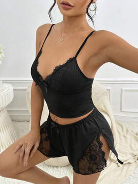 SHEIN طقم بيجامة بسترة علوية بفيونكة من النسيج الشفاف وشورت