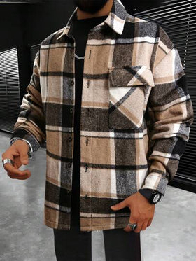 Manfinity Homme جاكيت رجالية فضفاضة مطبوعة بالمربعات مع جيوب بغطاء وأكتاف منسدلة، جاكيت كاجوال طويلة الأكمام ملونة خفيفة الوزن للخروج، لون خاكي مربعات، هدية للأصدقاء والأزواج والأحباء، للخريف