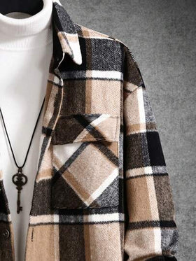Manfinity Homme جاكيت رجالية فضفاضة مطبوعة بالمربعات مع جيوب بغطاء وأكتاف منسدلة، جاكيت كاجوال طويلة الأكمام ملونة خفيفة الوزن للخروج، لون خاكي مربعات، هدية للأصدقاء والأزواج والأحباء، للخريف