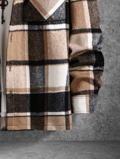 Manfinity Homme جاكيت رجالية فضفاضة مطبوعة بالمربعات مع جيوب بغطاء وأكتاف منسدلة، جاكيت كاجوال طويلة الأكمام ملونة خفيفة الوزن للخروج، لون خاكي مربعات، هدية للأصدقاء والأزواج والأحباء، للخريف