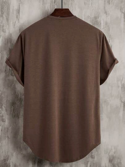 Manfinity Homme تي شيرت رجالي هندسة نموذجية من القطن لقميص الرقبة الطاقم أكمام قصيرة شعار كاجوال لون بني داكن للرجال