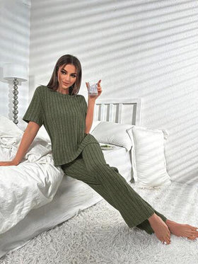 طقم إطلالة مرتاح من بنطال وتيشيرت بتصميم شق الهيم
