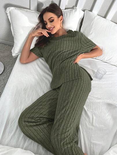 طقم إطلالة مرتاح من بنطال وتيشيرت بتصميم شق الهيم