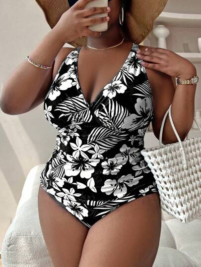 SHEIN Swim Curve تانكيني بطباعة استوائية مقاس كبير بتصميم ظهر متقاطع للشاطئ الصيفي