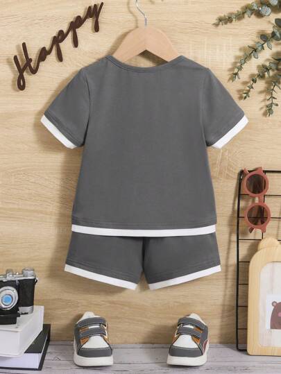 SHEIN تي شيرت وشورت تفاصيل مرقع بعبارة مقلم متباين للاولاد الاطفال