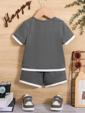 SHEIN تي شيرت وشورت تفاصيل مرقع بعبارة مقلم متباين للاولاد الاطفال