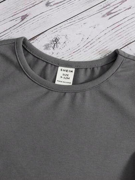 SHEIN تي شيرت وشورت تفاصيل مرقع بعبارة مقلم متباين للاولاد الاطفال