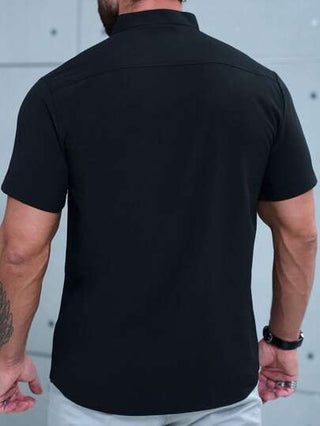 Manfinity Homme قميص للرجال ذو أكمام قصيرة وأزرار، بياقة بتفصيل مُغاير وجيب مُجَ patch، للخروجات الرجالية، للزوج