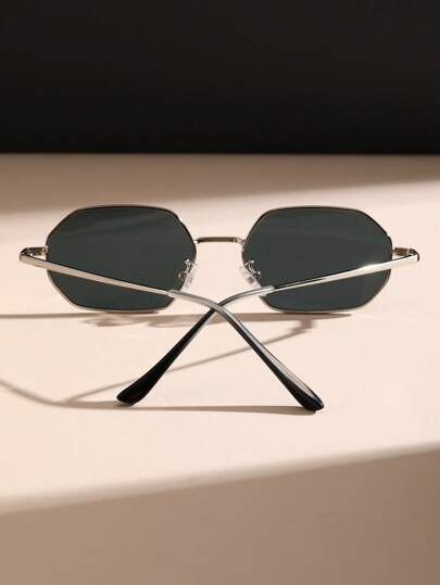 زوج من النظارات الشمسية ذات الإطار المعدني الهندسي الأسود، مناسبة للحياة اليومية والعودة إلى المدرسة والعطلات والشاطئ والسفر، إكسسوار مثالي للعطلات الصيفية على الشاطئ والأنشطة الخارجية والسفر