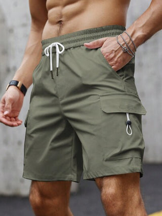 Manfinity Homme شورت رجالي واسع ذو جيوب ذات أبلتات، خصر جانبي برباط