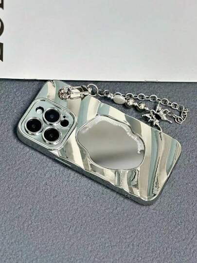 غطاء هاتف واقي سميك متوافق مع سلسلة iPhone 15/14/13 ذو نقوش ناعمة ومرآة جمالية مطلية باللون الجديد مع سلسلة مزينة بالفراشات للمعصم، مناسب لموضة 2000s