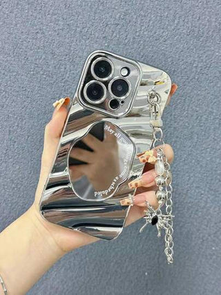 غطاء هاتف واقي سميك متوافق مع سلسلة iPhone 15/14/13 ذو نقوش ناعمة ومرآة جمالية مطلية باللون الجديد مع سلسلة مزينة بالفراشات للمعصم، مناسب لموضة 2000s