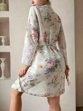 SHEIN طقم بيجامة مكون من فستان كامي مطبوع بالزهور مع تطريز دانتيل متباين وروب مربوط ، طقم بيجامة أبيض ملابس داخلية للعروس، تفاصيل دافئة وأنيقة للخريف والشتاء