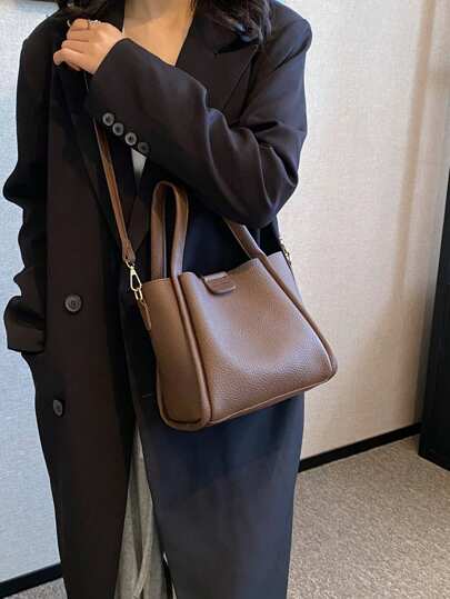 قطعتان من حقيبة يد نسائية بلون واحد للأم والابنة، وحقيبة كتف، وحقيبة كروس