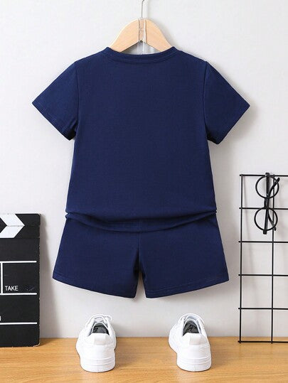 SHEIN Streecool Kids طقم تي شيرت وشورت شبابي فضفاض ومريح مؤلف من قطعتين بأسلوب عارض ولطيف، مناسب للمدرسة والتجمعات والأنشطة الخارجية والرياضية والإطلالة الرجولية، للأولاد من 4-7 سنوات