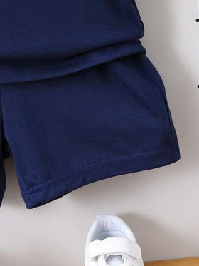 SHEIN Streecool Kids طقم تي شيرت وشورت شبابي فضفاض ومريح مؤلف من قطعتين بأسلوب عارض ولطيف، مناسب للمدرسة والتجمعات والأنشطة الخارجية والرياضية والإطلالة الرجولية، للأولاد من 4-7 سنوات