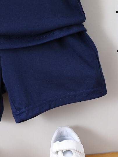 SHEIN Streecool Kids طقم تي شيرت وشورت شبابي فضفاض ومريح مؤلف من قطعتين بأسلوب عارض ولطيف، مناسب للمدرسة والتجمعات والأنشطة الخارجية والرياضية والإطلالة الرجولية، للأولاد من 4-7 سنوات