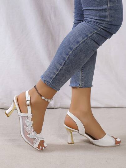 صنادل نسائية ذات كعب عالٍ بتصميم شبكي من الشبك، أنيقة وعصرية بفتحة للأصابع وأربطة للربط، مزينة برينستون لامع وقابلة للارتداء مع الفساتين الأنيقة