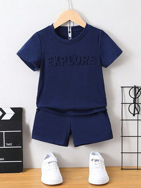SHEIN Streecool Kids طقم تي شيرت وشورت شبابي فضفاض ومريح مؤلف من قطعتين بأسلوب عارض ولطيف، مناسب للمدرسة والتجمعات والأنشطة الخارجية والرياضية والإطلالة الرجولية، للأولاد من 4-7 سنوات