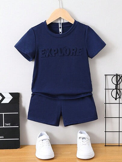 SHEIN Streecool Kids طقم تي شيرت وشورت شبابي فضفاض ومريح مؤلف من قطعتين بأسلوب عارض ولطيف، مناسب للمدرسة والتجمعات والأنشطة الخارجية والرياضية والإطلالة الرجولية، للأولاد من 4-7 سنوات