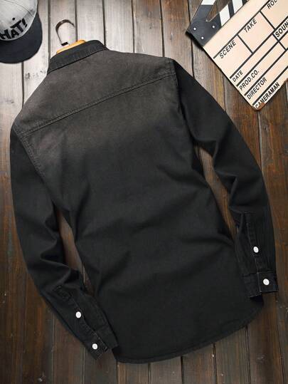 Manfinity Homme قميص جينز أزرق فاتح بجيب مرقع بدون تيشيرت، قميص جينز قطن أسود بأكمام طويلة وأزرار، مناسب للخروج والنزهات والعطلات في فصل الخريف