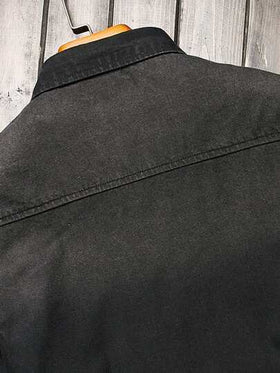 Manfinity Homme قميص جينز أزرق فاتح بجيب مرقع بدون تيشيرت، قميص جينز قطن أسود بأكمام طويلة وأزرار، مناسب للخروج والنزهات والعطلات في فصل الخريف