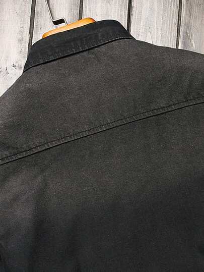 Manfinity Homme قميص جينز أزرق فاتح بجيب مرقع بدون تيشيرت، قميص جينز قطن أسود بأكمام طويلة وأزرار، مناسب للخروج والنزهات والعطلات في فصل الخريف