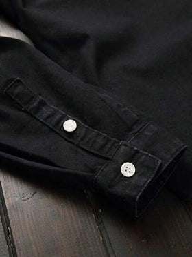 Manfinity Homme قميص جينز أزرق فاتح بجيب مرقع بدون تيشيرت، قميص جينز قطن أسود بأكمام طويلة وأزرار، مناسب للخروج والنزهات والعطلات في فصل الخريف