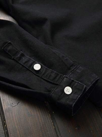 Manfinity Homme قميص جينز أزرق فاتح بجيب مرقع بدون تيشيرت، قميص جينز قطن أسود بأكمام طويلة وأزرار، مناسب للخروج والنزهات والعطلات في فصل الخريف