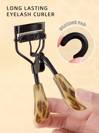 مجموعة ملقط تجعيد الرموش المحمول مع الوسائد السيليكونية ، 1قطعة من الفولاذ المقاوم للصدأ بقبضة مريحة مطبوع عليها نمط فهد أسود مع مشط ، يحقق تجعيدًا مثاليًا في 5 ثوانٍ ، تمنح اطول مدة وطول للرموش بدون التسبب بأي ضرر ، تكبير حجم العين ، يناسب مجموعة...