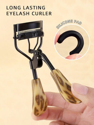 مجموعة ملقط تجعيد الرموش المحمول مع الوسائد السيليكونية ، 1قطعة من الفولاذ المقاوم للصدأ بقبضة مريحة مطبوع عليها نمط فهد أسود مع مشط ، يحقق تجعيدًا مثاليًا في 5 ثوانٍ ، تمنح اطول مدة وطول للرموش بدون التسبب بأي ضرر ، تكبير حجم العين ، يناسب مجموعة...