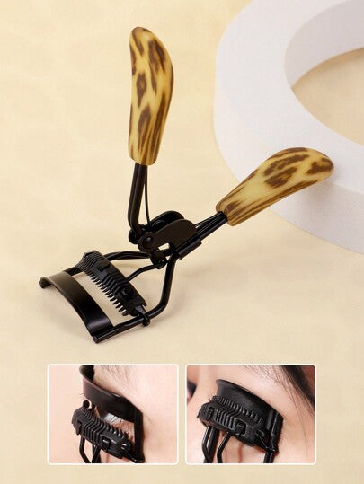 مجموعة ملقط تجعيد الرموش المحمول مع الوسائد السيليكونية ، 1قطعة من الفولاذ المقاوم للصدأ بقبضة مريحة مطبوع عليها نمط فهد أسود مع مشط ، يحقق تجعيدًا مثاليًا في 5 ثوانٍ ، تمنح اطول مدة وطول للرموش بدون التسبب بأي ضرر ، تكبير حجم العين ، يناسب مجموعة...