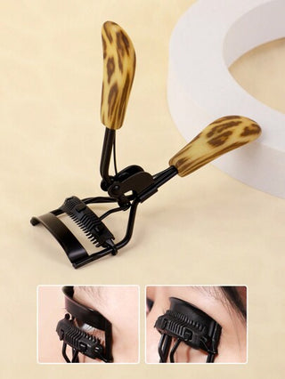 مجموعة ملقط تجعيد الرموش المحمول مع الوسائد السيليكونية ، 1قطعة من الفولاذ المقاوم للصدأ بقبضة مريحة مطبوع عليها نمط فهد أسود مع مشط ، يحقق تجعيدًا مثاليًا في 5 ثوانٍ ، تمنح اطول مدة وطول للرموش بدون التسبب بأي ضرر ، تكبير حجم العين ، يناسب مجموعة...