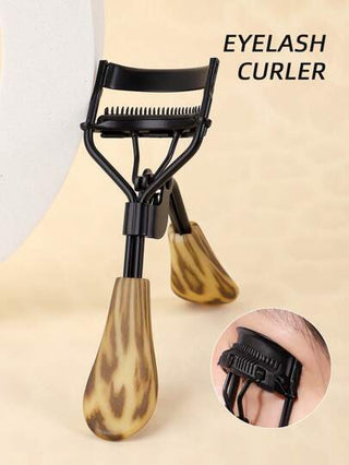 مجموعة ملقط تجعيد الرموش المحمول مع الوسائد السيليكونية ، 1قطعة من الفولاذ المقاوم للصدأ بقبضة مريحة مطبوع عليها نمط فهد أسود مع مشط ، يحقق تجعيدًا مثاليًا في 5 ثوانٍ ، تمنح اطول مدة وطول للرموش بدون التسبب بأي ضرر ، تكبير حجم العين ، يناسب مجموعة...