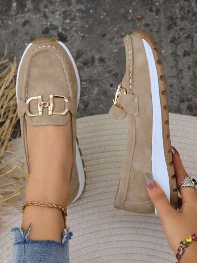حذاء نسائي صيفي لعام 2025 من التصميم المفرغ، من الجلد، بدون كعب، مناسب للأمهات متوسطة العمر، ذو قاع ناعم وكعب منخفض، وتصميم مُنفذ للهواء