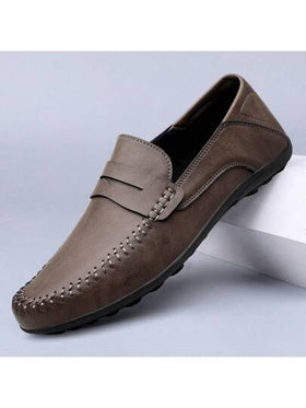 حذاء الرجال المفضل بسهولة الانزلاق مع نعل مسطح، مضاد للانزلاق ومريح للقيادة