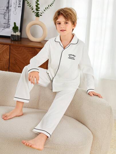 SHEIN طقم بيجامة مطرز نمط عبارة شريط متباين ولد طفل