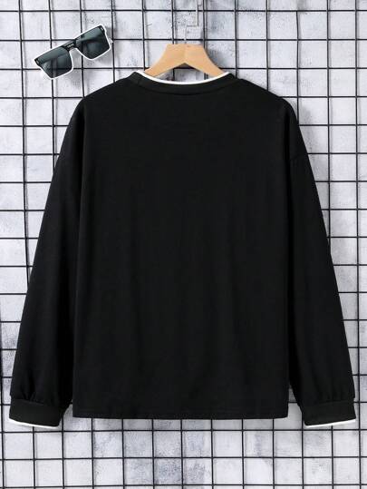 SHEIN تي شيرت بطباعة أحرف مقلم متباين ولد شباب
