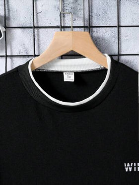 SHEIN تي شيرت بطباعة أحرف مقلم متباين ولد شباب