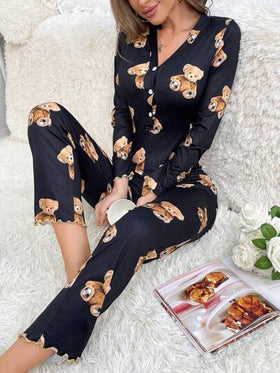 SHEIN جمبسوت نوم بأزرار أمامية مزينة بطبعة الدب وتفاصيل أنيقة ودافئة، مناسبة للخريف والشتاء