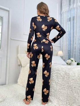 SHEIN جمبسوت نوم بأزرار أمامية مزينة بطبعة الدب وتفاصيل أنيقة ودافئة، مناسبة للخريف والشتاء
