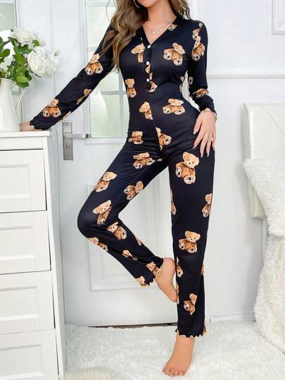 SHEIN جمبسوت نوم بأزرار أمامية مزينة بطبعة الدب وتفاصيل أنيقة ودافئة، مناسبة للخريف والشتاء