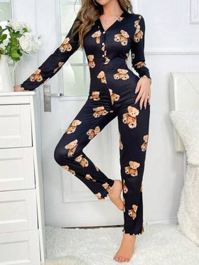 SHEIN جمبسوت نوم بأزرار أمامية مزينة بطبعة الدب وتفاصيل أنيقة ودافئة، مناسبة للخريف والشتاء