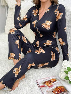 SHEIN جمبسوت نوم بأزرار أمامية مزينة بطبعة الدب وتفاصيل أنيقة ودافئة، مناسبة للخريف والشتاء